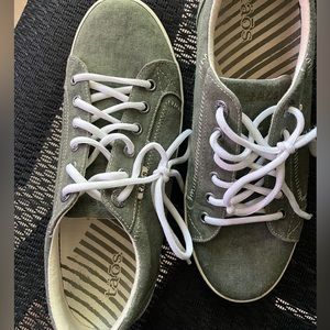 Like New! Women’s SZ 10 Taos Dark Green sneaker.
